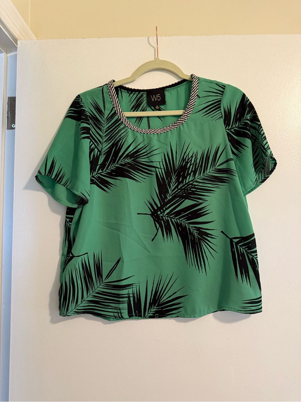 W5 Teal Green Palm-Print Short Sleeve Top with Black Trim